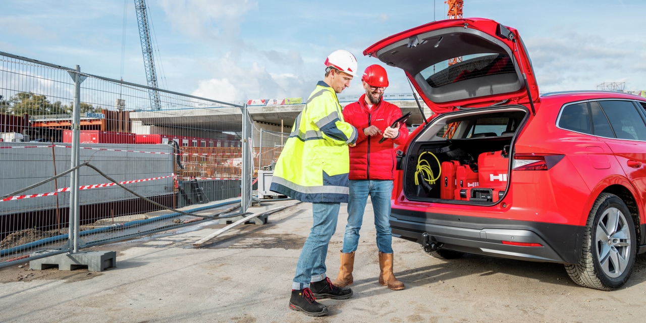 Un chargé d'affaires Hilti et un client discutent sur un chantier
