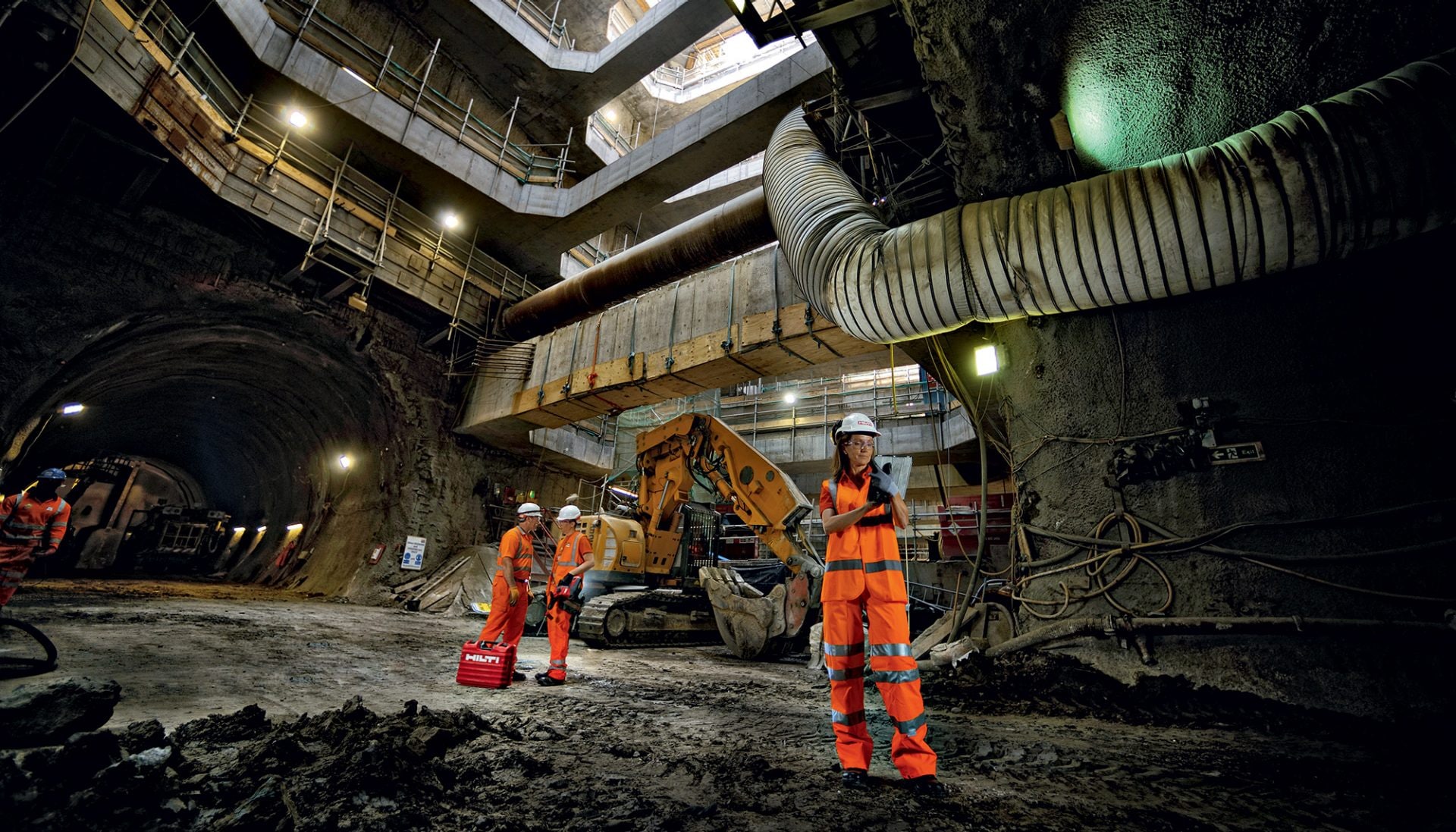 Ingénieur terrain Hilti sur un chantier de construction d'un tunnel de métro