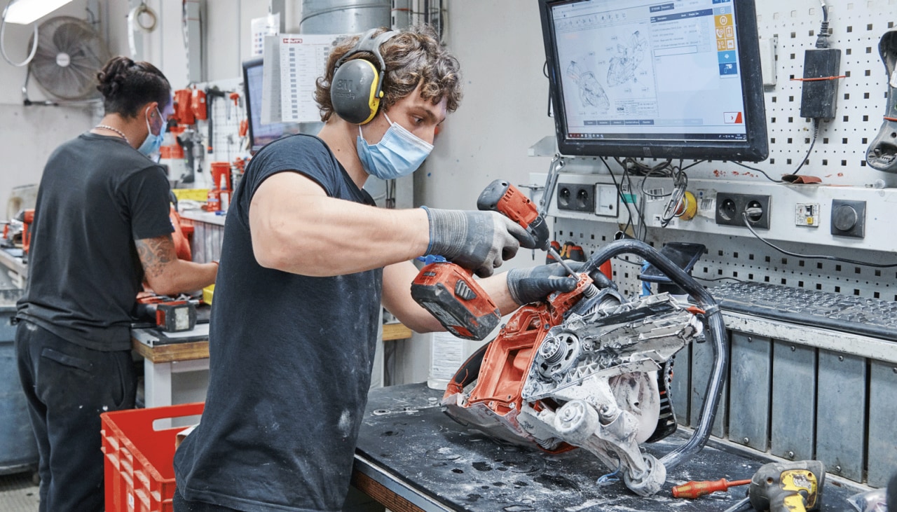 Un technicien Hilti répare une machine dans un centre de réparation