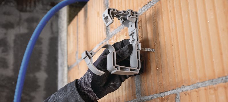 Attache-câble X-ECH MX (02) Attache pour torons de câbles en plastique, optimisée pour les clous en bande et compatible avec différentes méthodes de fixation et matériaux supports Applications 1