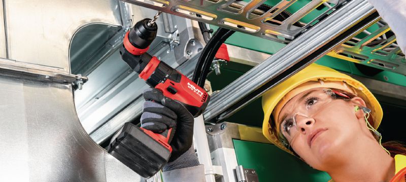 Visseuse-perceuse à têtes multiples SFE 2-A12 Visseuse-perceuse sans fil 12 V compacte à têtes multiples (excentré, angle droit, autoserrant de 13 mm sans clé et porte-embout hexagonal) pour les travaux d'installation dans les espaces exigus et dans les coins Applications 1