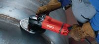 Meuleuse d'angle AG 230-24D Meuleuse d'angle 2 400 W avec interrupteur de type homme-mort, poignée rotative et charbons longue durée. Convient pour les disques jusqu'à 230 mm de diamètre Applications 4