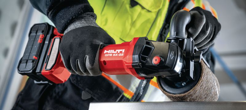 Satineuse sans fil GPB 6X-22 Satineuse sans fil à vitesse variable, alliant performances et autonomie, pour le meulage et la finition des métaux (plateforme de batteries Nuron) Applications 1