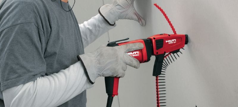 Vis pointues pour panneaux durs S-DS 14 B M Vis en bande pour plaques de plâtre fibrées (revêtement phosphate) compatibles avec le chargeur de vis SMD 57 – pour la fixation de plaques de plâtre fibrées sur du bois ou du métal Applications 1