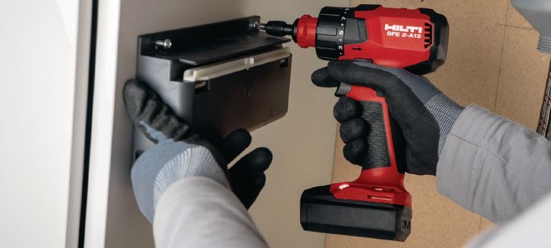 Visseuse-perceuse à têtes multiples SFE 2-A12 Visseuse-perceuse sans fil 12 V compacte à têtes multiples (excentré, angle droit, autoserrant de 13 mm sans clé et porte-embout hexagonal) pour les travaux d'installation dans les espaces exigus et dans les coins Applications 1