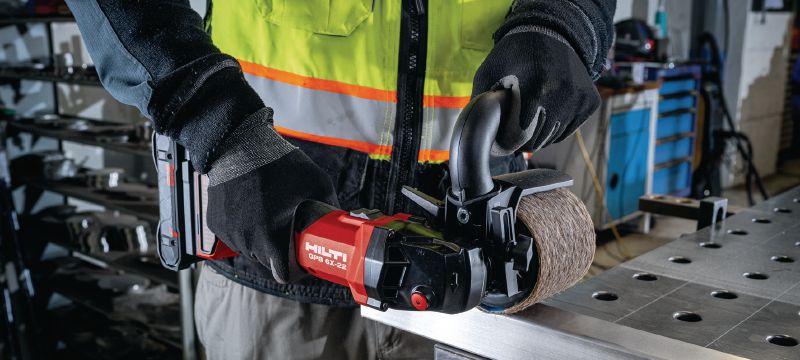 Satineuse sans fil GPB 6X-22 Satineuse sans fil à vitesse variable, alliant performances et autonomie, pour le meulage et la finition des métaux (plateforme de batteries Nuron) Applications 1
