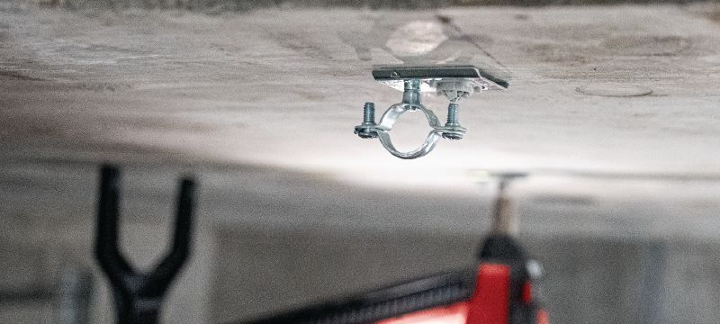 Support collier de serrage X-TH Support collier de serrage métallique avec goujon fileté préinstallé pour fixations électriques/mécaniques légères aux plafonds et utilisation avec des clous en bande Applications 1
