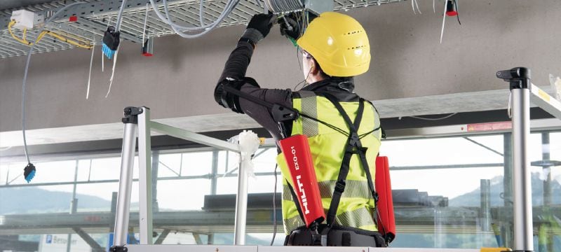 Exosquelette pour travaux au-dessus de la tête Exosquelette passif pour soulager la tension sur les épaules et les bras pendant les travaux d'installation au plafond Applications 1