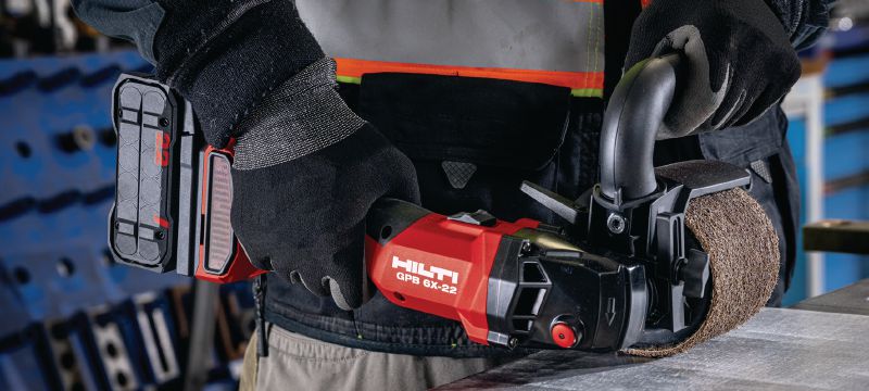 Satineuse sans fil GPB 6X-22 Satineuse sans fil à vitesse variable, alliant performances et autonomie, pour le meulage et la finition des métaux (plateforme de batteries Nuron) Applications 1