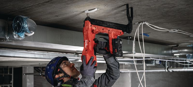 Serre-câble X-EKB MX (02) Étrier à câble en plastique optimisé pour les clous collés et compatible avec une grande variété de méthodes de fixation et de matériaux de base Applications 1