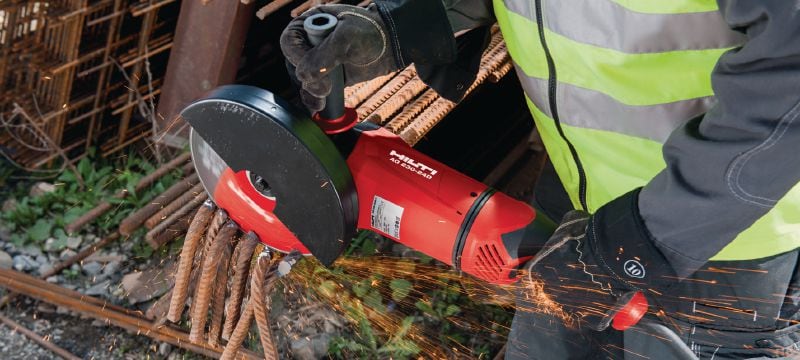 Meuleuse d'angle AG 230-24D Meuleuse d'angle 2 400 W avec interrupteur de type homme-mort, poignée rotative et charbons longue durée. Convient pour les disques jusqu'à 230 mm de diamètre Applications 1
