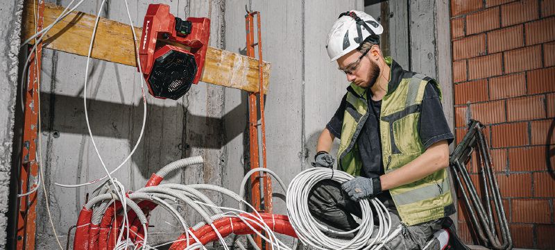 Ventilateur de chantier sans fil KCF 4-22 Puissant ventilateur de chantier sans fil avec batterie d'une autonomie d'une journée, tête rotative et crochets de fixation pour refroidir et ventiler les espaces de travail (plateforme de batteries Nuron) Applications 1