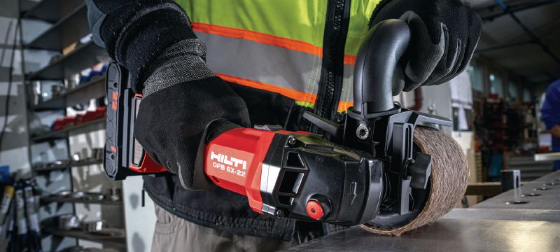 Satineuse sans fil GPB 6X-22 Satineuse sans fil à vitesse variable, alliant performances et autonomie, pour le meulage et la finition des métaux (plateforme de batteries Nuron) Applications 1