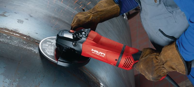 Meuleuse d'angle AG 230-24D Meuleuse d'angle 2 400 W avec interrupteur de type homme-mort, poignée rotative et charbons longue durée. Convient pour les disques jusqu'à 230 mm de diamètre Applications 1