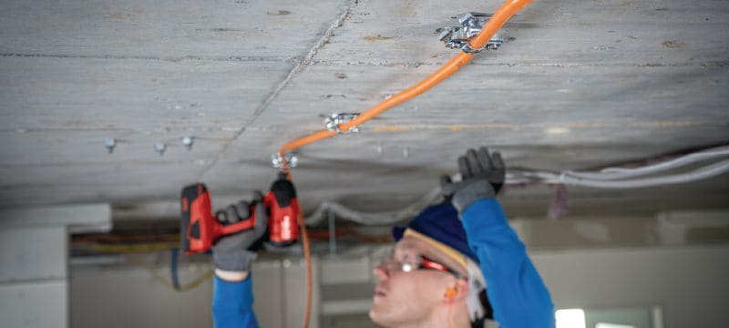 Attache-câble simple X-EAS-FE MX Attache-câble d'espacement simple en métal à fixer avec des clous en bande ou des chevilles aux plafonds ou sur les murs Applications 1