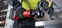 Satineuse sans fil GPB 6X-22 Satineuse sans fil à vitesse variable, alliant performances et autonomie, pour le meulage et la finition des métaux (plateforme de batteries Nuron) Applications 4