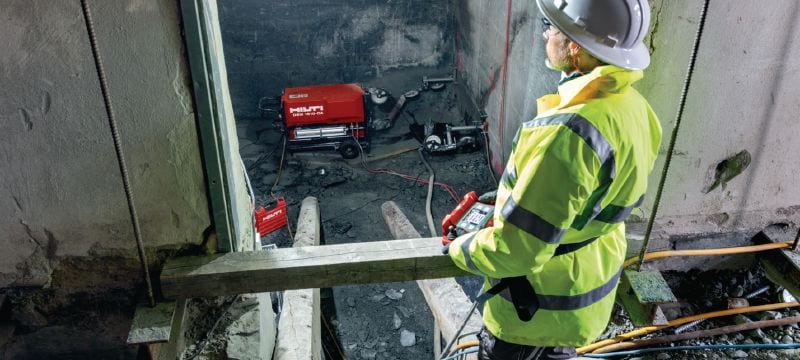 Scie à câble DSW 1510-CA Scie à câble électrique (15 kW) conçue pour faciliter les travaux de découpe intensifs avec traction automatique du fil, direction automatique de la coupe et télécommande sans fil Applications 1