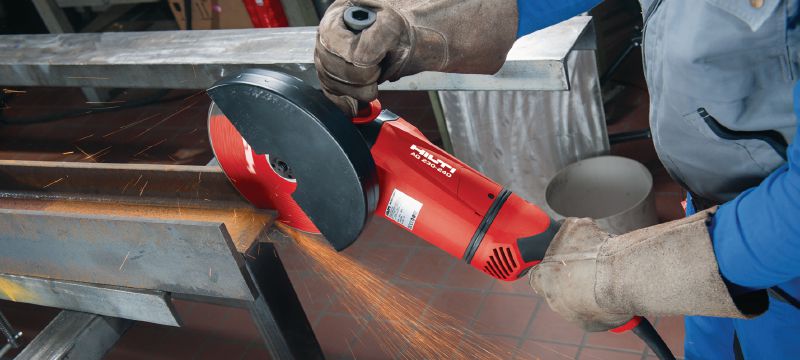 Meuleuse d'angle AG 230-24D Meuleuse d'angle 2 400 W avec interrupteur de type homme-mort, poignée rotative et charbons longue durée. Convient pour les disques jusqu'à 230 mm de diamètre Applications 1