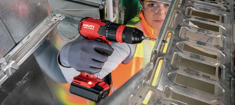 Visseuse-perceuse à têtes multiples SFE 2-A12 Visseuse-perceuse sans fil 12 V compacte à têtes multiples (excentré, angle droit, autoserrant de 13 mm sans clé et porte-embout hexagonal) pour les travaux d'installation dans les espaces exigus et dans les coins Applications 1