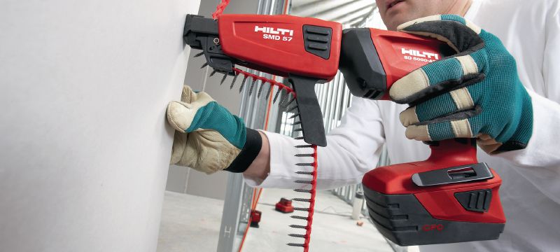 Vis pointues pour panneaux durs S-DS 20 B M Vis en bande pour panneau haute dureté (enduit phosphate) pour chargeur de vis SMD 57 – pour la fixation de panneau haute dureté sur du bois ou du métal Applications 1