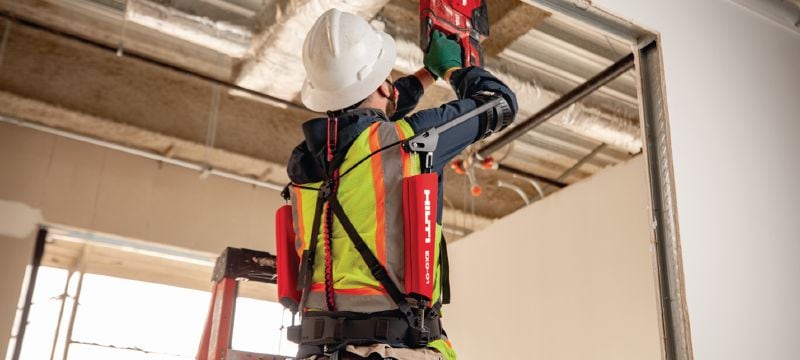 Exosquelette pour travaux au-dessus de la tête Exosquelette passif pour soulager la tension sur les épaules et les bras pendant les travaux d'installation au plafond Applications 1