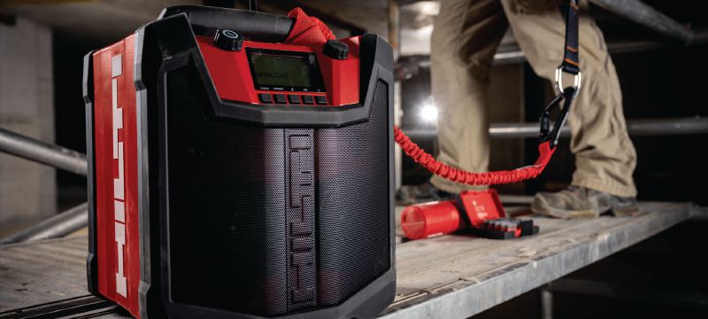Radio de chantier R 6-22 Radio de chantier portable alimentée par batterie avec jusqu'à 22 heures de lecture par charge et une durabilité accrue pour l'utilisation sur les chantiers de construction (plateforme de batteries Nuron) Applications 1