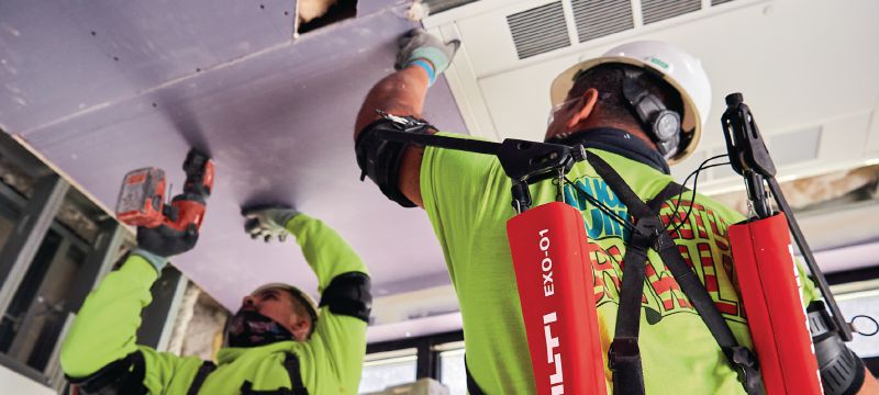 Exosquelette pour travaux au-dessus de la tête Exosquelette passif pour soulager la tension sur les épaules et les bras pendant les travaux d'installation au plafond Applications 1