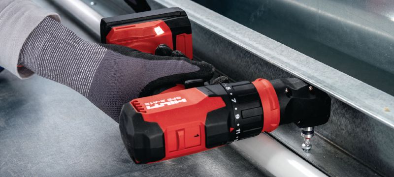 Visseuse-perceuse à têtes multiples SFE 2-A12 Visseuse-perceuse sans fil 12 V compacte à têtes multiples (excentré, angle droit, autoserrant de 13 mm sans clé et porte-embout hexagonal) pour les travaux d'installation dans les espaces exigus et dans les coins Applications 1